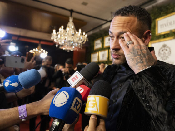 Nuevo escándalo de Neymar: modelo lo acusa de embarazarla Fotografía de archivo, tomada el pasado 3 de junio, en la que se registró al futbolista brasileño Neymar, quien se recupera de una lesión en su rodilla izquierda. EFE/Isaac Fontana