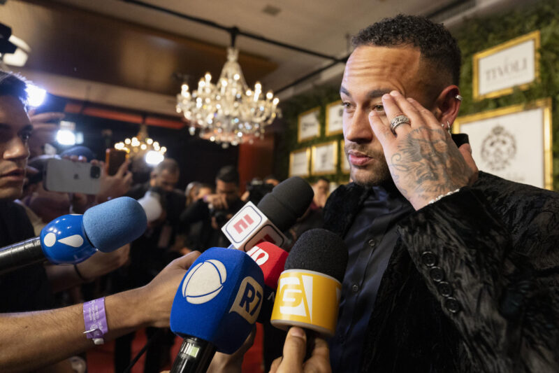 Nuevo escándalo de Neymar: modelo lo acusa de embarazarla Fotografía de archivo, tomada el pasado 3 de junio, en la que se registró al futbolista brasileño Neymar, quien se recupera de una lesión en su rodilla izquierda. EFE/Isaac Fontana