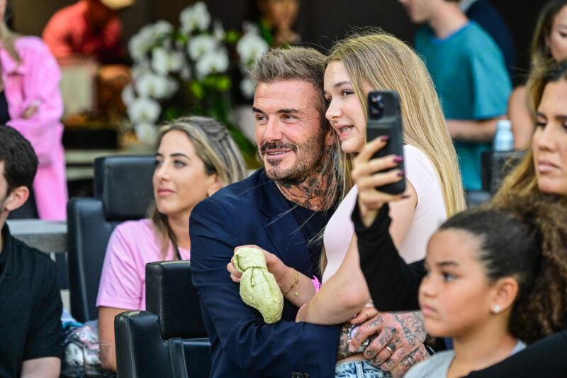 Romeo Beckham desata polémica por apoyar a Argentina en Mundial 2026 Fotografía de archivo en la que se registró al exfutbolista y empresario británico David Beckham (c), al asistir con su hija Harper Seven Beckham a un partido de la MLS, en el Chase Stadium de Fort Lauderdale (Florida, EE.UU.). EFE/Giorgio Viera