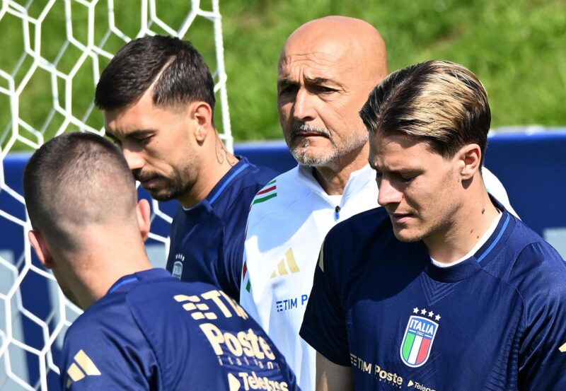 Euro 2024: ¿Por quiénes apostar para los octavos de final? El seleccionador italiano Luciano Spalletti (C) asiste a una sesión de entrenamiento del equipo nacional en Iserlohn, Alemania. EFE/EPA/DANIEL DAL ZENNARO