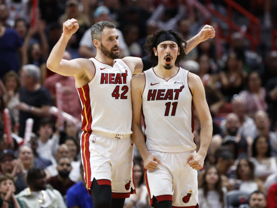 ¿Qué deporte ver por TV/Streaming el fin de semana? Kevin Love (i) y Jaime Jaquez Jr. de los Miami Heat celebran ante Chicago Bulls durante un partido de la NBA disputado en el Kaseya Center, en Miami, Florida, (Estados Unidos). Fotografía de archivo. EFE/ Rhona Wise
