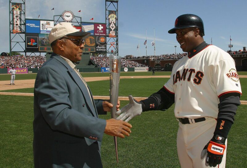 Fotografía de archivo, tomada en abril de 2004, en la que se registró al legendario Willie Mays (i) al saludar y apadrinar a otra leyenda de los Gigantes San Francisco y máximo anotador de jonrones en la historia de la NBA, Barry Bonds (d), en el SBC Park de San Francisco (California, EE.UU.). EFE/Andy Kuno