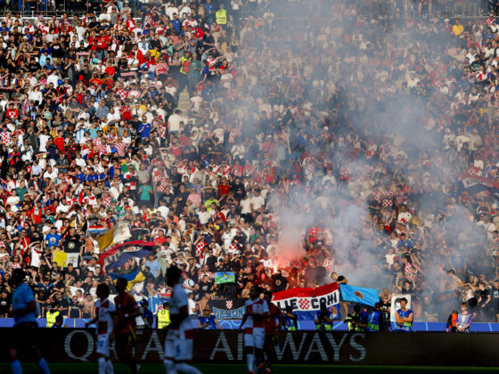 Croacia es multada por UEFA por lanzar vasos y encender pirotécnia Seguidores croatas durante el partido ante España. EFE/J.J. Guillen