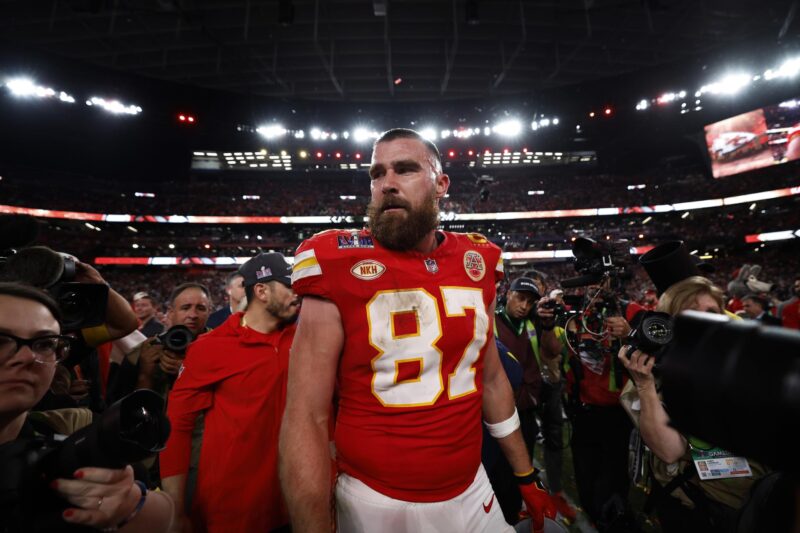 Fotografía de archivo, tomada el pasado 11 de febrero, en la que se registró a Travis Kelce (c-i), considerado el mejor ala cerrada activo de la NFL y tres veces campeón del Super Bowl con los Kansas City Chiefs. Imagen de archivo. EFE/EPA/JOHN G. MABANGLO