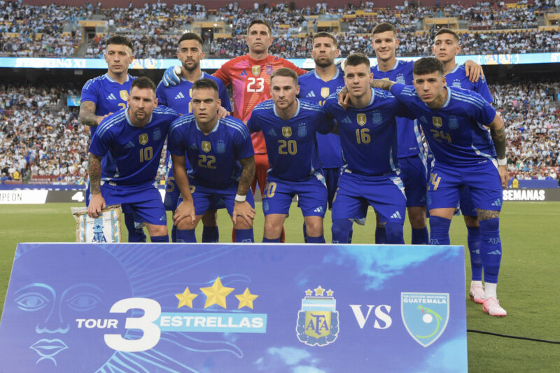Copa América: Guía de apuestas para el campeón del torneo de Conmebol Argentina forma este viernes para la foto oficial del partido amistoso ante Guatemala en Maryland. EFE/ Lenin Nolly