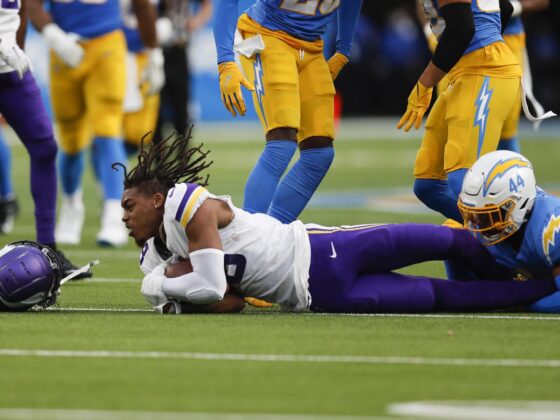 Vikings superan a Packers y los Dolphins se aferran a Playoffs 2024 Imagen de archivo del receptor de Minnesota Vikings, Justin Jefferson (i), quien este lunes ha renovado su contrato por cuatro años a cambio de 140 millones de dólares que lo convierten el mejor pago de la NFL entre los jugadores que no desempeñan el rol de mariscal de campo. EFE/Caroline Brehman