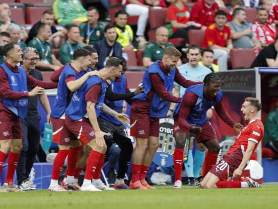 Suiza 2-0 Italia: Resultado, resumen y estadísticas El suizo Michel Aebischer (d) celebra con sus compañeros el 2-0 durante el partido del grupo A entre Hungría y Suiza en Colonia, Alemania. EFE/EPA/PETER KLAUNZER
