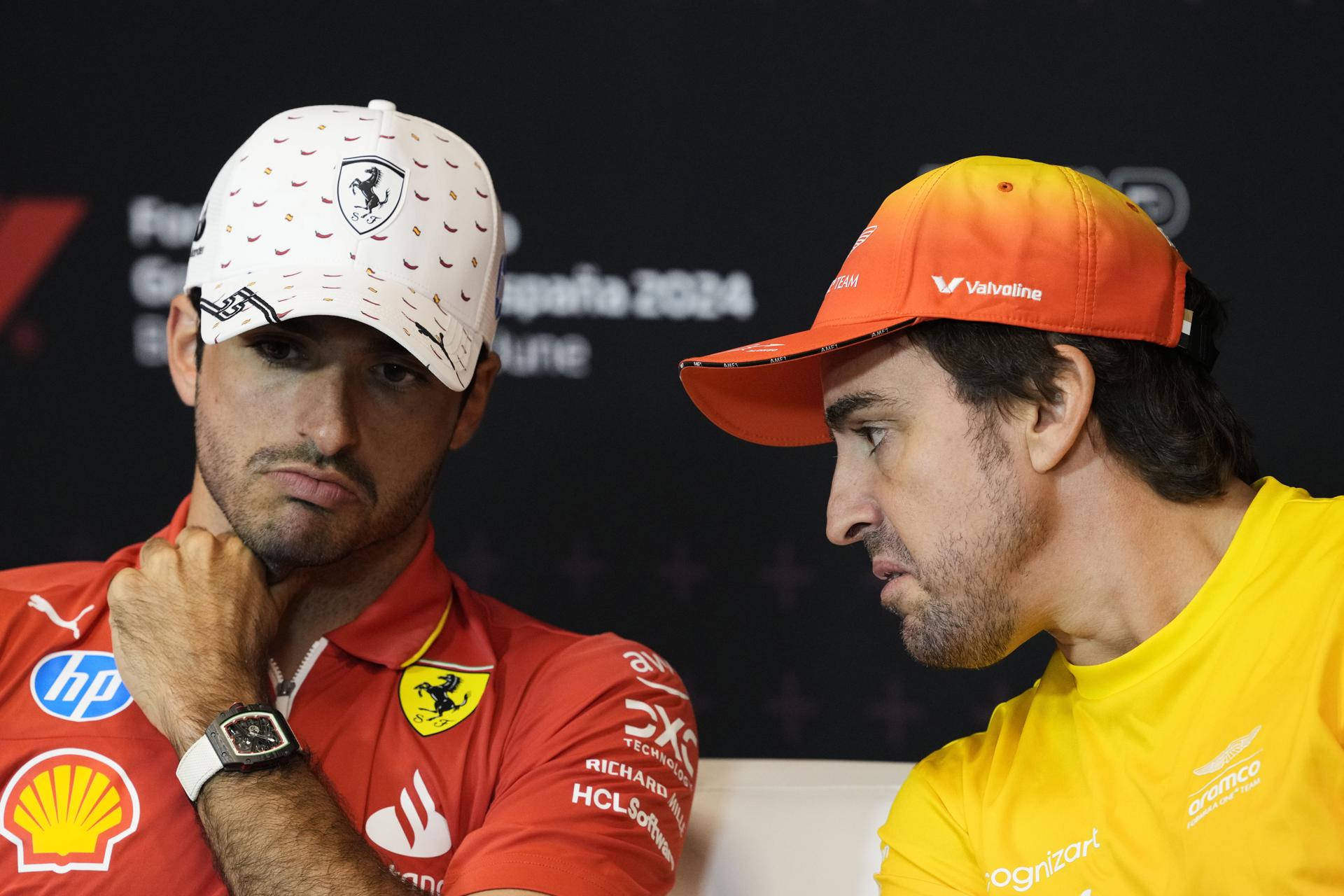 Lando Norris POLE en el GP de España Red Bull muestra preocupación El piloto español Fernando Alonso del equipo Aston Martin (d) y el piloto español Carlos Sainz del equipo Ferrari (i) , durante la rueda de prensa ofrecida este jueves en el Circuito de Barcelona Cataluña en Montmeló.EFE/ Alejandro García