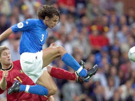 VIDEO: Top 5 jugadores más fieles en la historia del fútbol El capitán italiano Paolo Maldini (arriba) en acción contra el centrocampista belga Gert Verheyen (i) durante un partido de la EURO 2000, en Bruselas.  EPA/MICHELE LIMINA