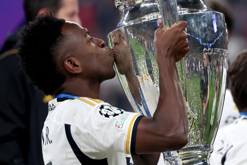 El brasileño Vinicius Junior fue registrado el pasado 1 de junio al besar el trofeo de la Liga de Campeones de la UEFA, luego de que el Real Madrid le ganara por 2-0 al Borussia Dortmund la final del torneo, en Londres (Reino Unido). EFE/Neil Hall