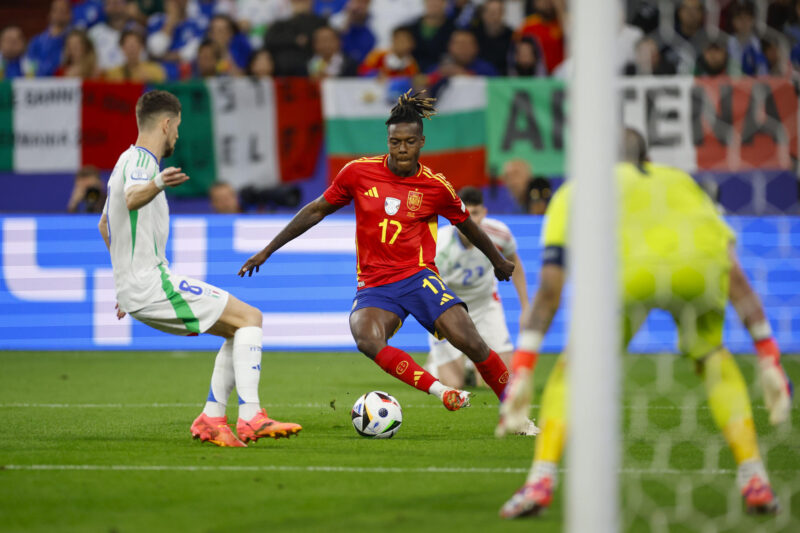 El delantero de la selección española, Nico Williams, intenta superar al jugador de la selección italiana, Jorginho, durante el encuentro correspondiente a la fase de grupos de la Eurocopa 2024 en Gelsenkirchen (Alemania). EFE/Alberto Estévez.