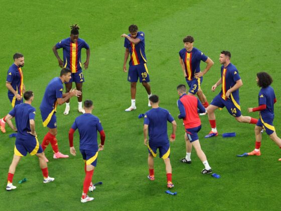 La juventud de España y Alemania se encuentran en cuartos de EURO 2024 Los jugadores de España pisan el césped antes del partido del grupo B que disputan España e Italia en Gelsenkirchen, Alemania. EFE/EPA/GEORGI LICOVSKI
