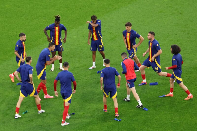 Los jugadores de España pisan el césped antes del partido del grupo B que disputan España e Italia en Gelsenkirchen, Alemania. EFE/EPA/GEORGI LICOVSKI