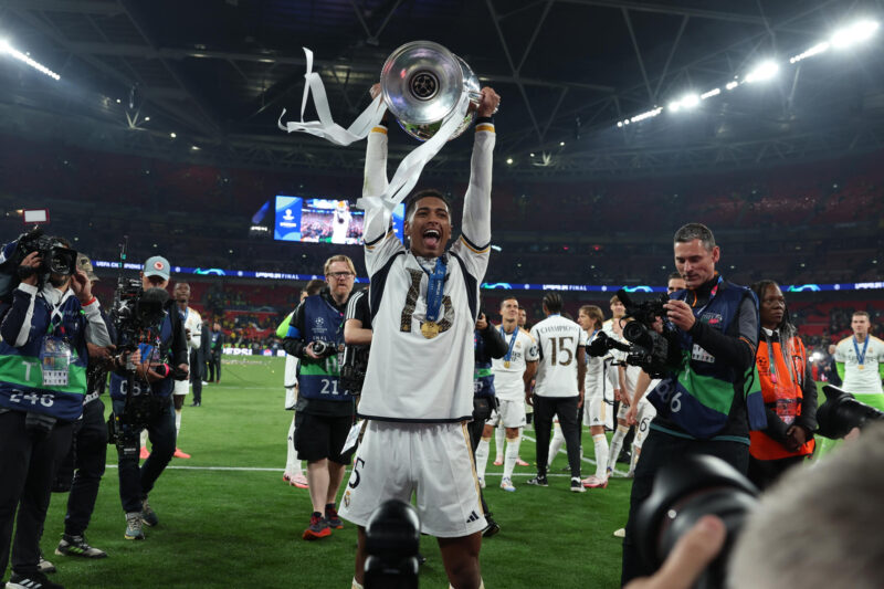 Estos son los jugadores nominados al premio The Best 2024 El centrocampista inglés del Real Madrid, Jude Bellingham, con el trofeo que les acredita vencedores de la Liga de Campeones tras imponerse 2-0 al Borussia Dortmund en la final disputada hoy sábado en el estadio de Wembley, en Londres. EFE / Kiko Huesca.