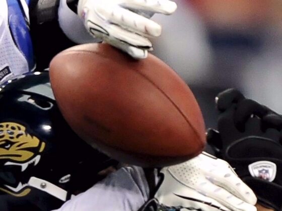 Pretemporada NFL: CJ Stroud luce en triunfo de Texans sobre Steelers Imagen de archivo tomada en la ciudad estadounidense de Arlington (Texas) elegida para mostrar el balón oficial 'The Duke', utilizado en la Liga del fútbol americano (NFL). EFE/Larry W. Smith.