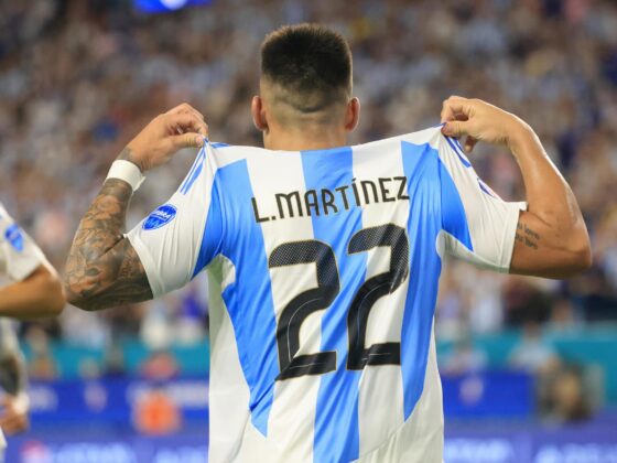 Los 11 mejores futbolistas de la Copa América 2024 El delantero argentino Lautaro Martínez fue registrado este sábado, 29 de junio, al celebrar el segundo gol que le anotó a Perú, durante el partido de cierre del grupo A de la Copa América 2024, en el estadio Hard Rock de Miami (Florida, EE.UU.). EFE/Cristóbal Herrera