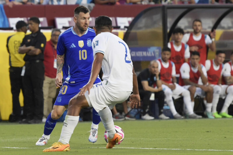 El capitán de Argentina, Lionel Messi, conduce el balón ante la marca de José Ardón, en el triunfo por 4-1 en el amistoso sobre Guatemala en el estadio FedEx Field en Maryland (EEUU). EFE/ Lenin Nolly