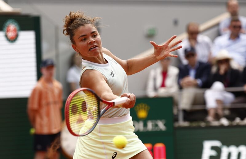 La italiana Jasmine Paolini en acción durante su partido individual ante la rusa Mirra Andreeva que le situó en la final de Roland Garros. EFE/EPA/MOHAMMED BADRA