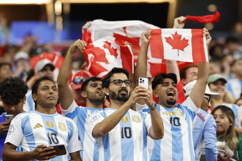 Copa América: De la 'Ferxxocalipsis' al destello de Messi Aficionados de Argentina y Canadá fueron registrados este jueves, 20 de junio, antes de la inauguración de la Copa Amércia 2024, en el estadio Mercedes Benz, en Atlanta (Georgia, EE.UU.). EFE/Erik S. Lesser