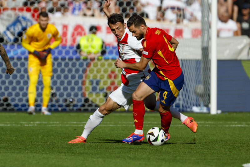El defensa de la selección española Nacho Fernández (d) disputa el balón frente a Ante Budimir (i), delantero de la selección croata, en imagen de archivo del partido del grupo B de la Eurocopa 2024 entre España y Croacia. EFE/J.J. Guillén/ARCHIVO