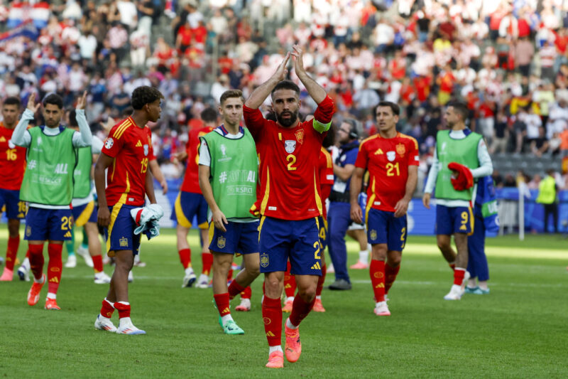 Eurocopa: España ya es de octavos Foto de archivo del defensa de la selección española Dani Carvajal (c) agradece el apoyo a la afición tras el partido del grupo B de la Eurocopa 2024 entre España y Croacia. EFE/J.J. Guillén