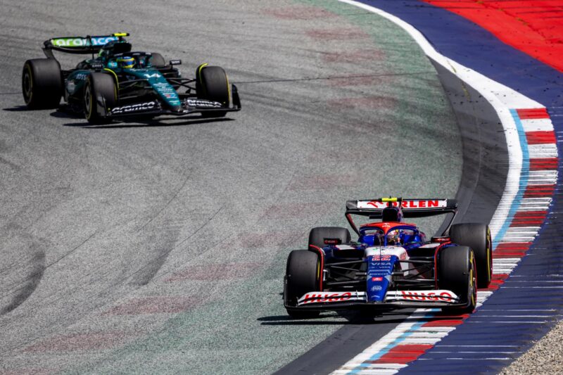 El piloto de RB driver Yuki Tsunoda y detrás el español de Aston Martin Fernando Alonso en Spielberg, Austria. EFE/EPA/MARTIN DIVISEK