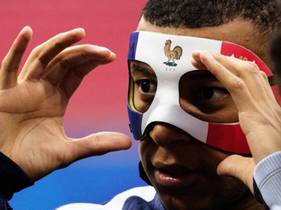 La máscara con la que Mbappé no podrá jugar la Eurocopa Kylian Mbappé volvió a entrenarse, por primera vez con una máscara protectora encima de su nariz fracturada EFE/EPA/JENS SCHLUETER