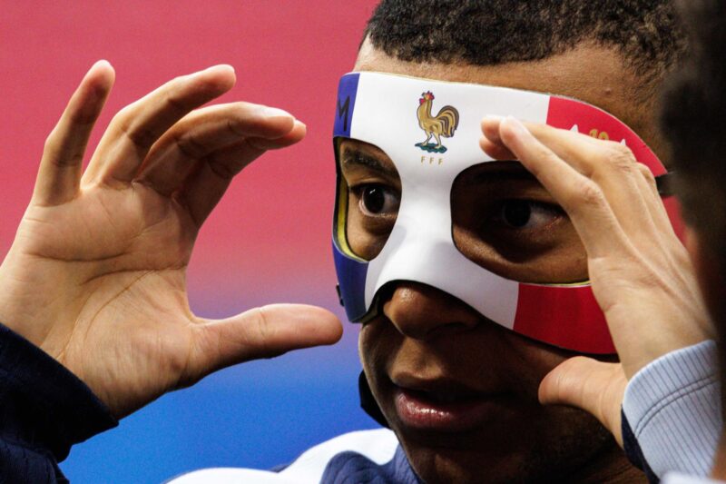 Kylian Mbappé entrena con máscara y apunta a estar vs. Países Bajos Kylian Mbappé volvió a entrenarse, por primera vez con una máscara protectora encima de su nariz fracturada EFE/EPA/JENS SCHLUETER