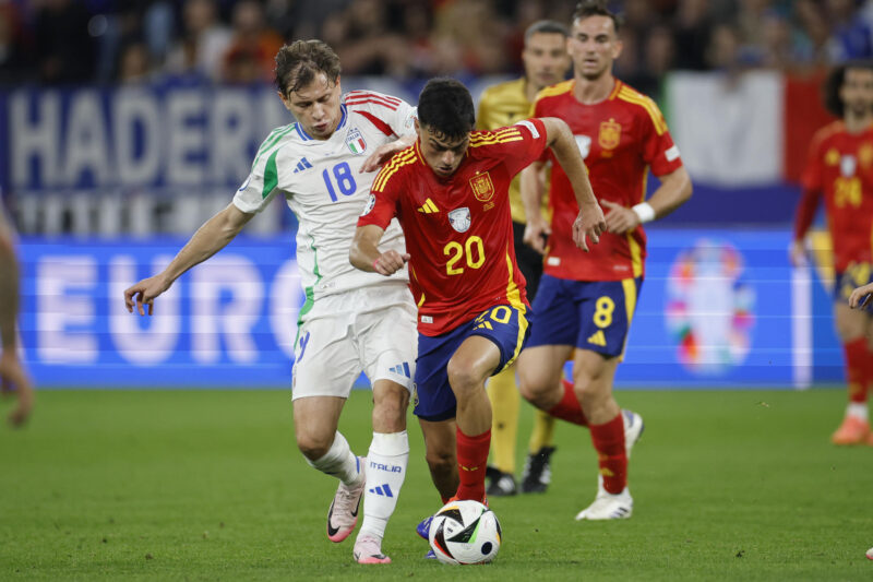El centrocampista de la selección española de fútbol Pedri (d) lucha con Nicolò Barella, de la selección italiana, durante el encuentro de la fase de grupos de la Eurocopa 2024 en el Arena AufSchalke, Gelsenkirchen (Alemania). EFE/Alberto Estévez