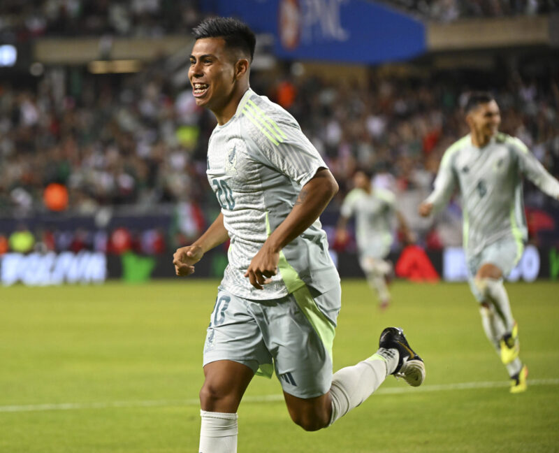 Efrain Alvaez (i) y Alejandro Gomez de México celebran un gol ante Bolivia durante un partido amistoso disputado en el Soldier Field en Chicago (Estados Unidos). EFE/ Nuccio DiNuzzo