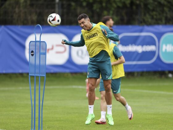 Eurocopa: Cristiano y Portugal afrontan su primera prueba El jugador portugués Cristiano Ronaldo participa en una sesión de entrenamiento de su selección en Harsewinkel, Alemania. EFE/EPA/MIGUEL A. LOPEZ