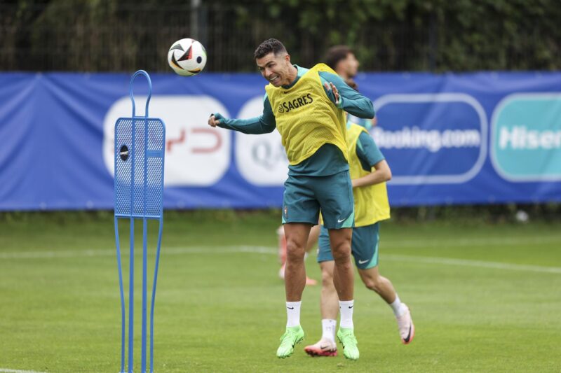 El jugador portugués Cristiano Ronaldo participa en una sesión de entrenamiento de su selección en Harsewinkel, Alemania. EFE/EPA/MIGUEL A. LOPEZ