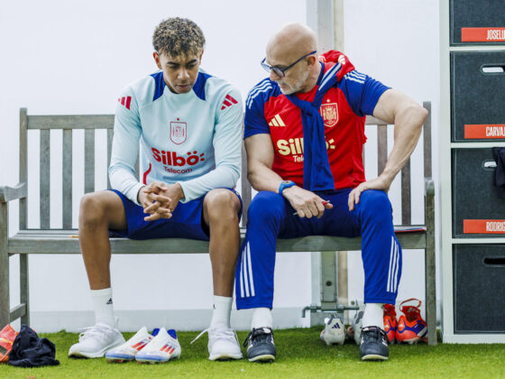 Lamine Yamal sorprende con su rutina de estudio durante la Eurocopa El seleccionador español, Luis de la Fuente, conversa con el delantero Lamine Yamal durante el entrenamiento de la selección española de fútbol este martes en el lugar de concentración de Donaueschingen. EFE/RFEF