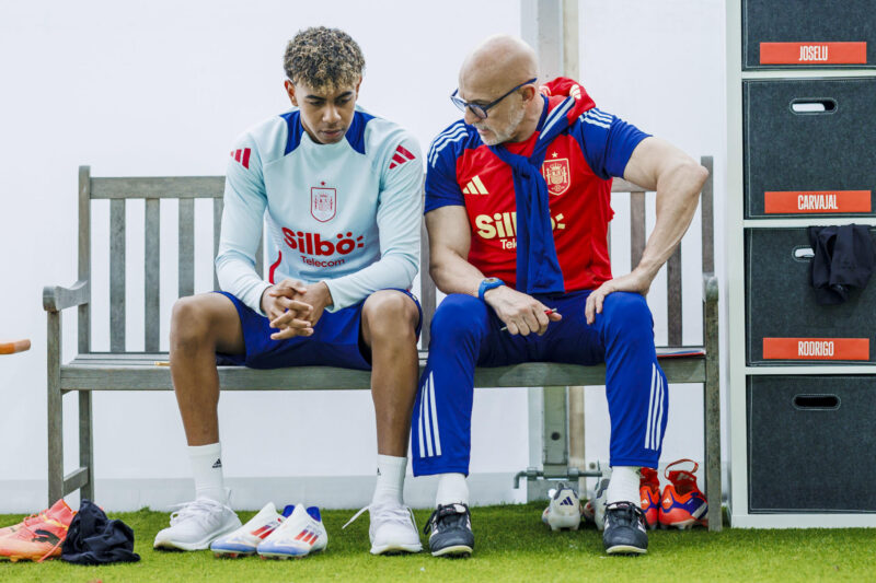 Lamine Yamal sorprende con su rutina de estudio durante la Eurocopa El seleccionador español, Luis de la Fuente, conversa con el delantero Lamine Yamal durante el entrenamiento de la selección española de fútbol este martes en el lugar de concentración de Donaueschingen. EFE/RFEF