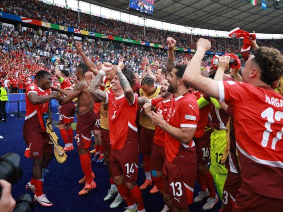 La policía pone tiempo límite de celebración en el Suiza vs Inglaterra Los jugadores de Suiza celebran después de ganar el partido de octavos de la Eurocopa 2024 entre Suiza e Italia, en Berlín, Alemania. EFE/EPA/CLEMENS BILAN