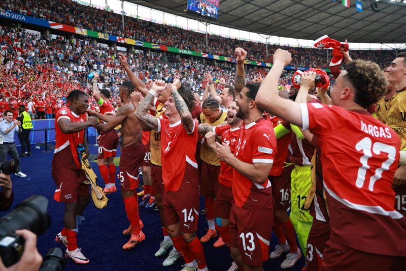 Calendario Cuartos de Final EURO 2024: Partidos, horarios y DÓNDE VER Los jugadores de Suiza celebran después de ganar el partido de octavos de la Eurocopa 2024 entre Suiza e Italia, en Berlín, Alemania. EFE/EPA/CLEMENS BILAN