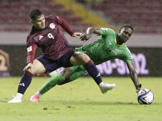 Copa América: Estrella de Costa Rica, Manfred Ugalde Manfred Ugalde (i) de Costa Rica disputa el balón con Tyrese Shade de San Cristóbal y Nieves en un partido de  de las eliminatorias de Concacaf para el Mundial 2026. EFE/ Jeffrey Arguedas