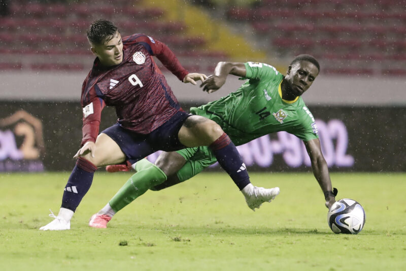 Copa América: Estrella de Costa Rica, Manfred Ugalde Manfred Ugalde (i) de Costa Rica disputa el balón con Tyrese Shade de San Cristóbal y Nieves en un partido de  de las eliminatorias de Concacaf para el Mundial 2026. EFE/ Jeffrey Arguedas