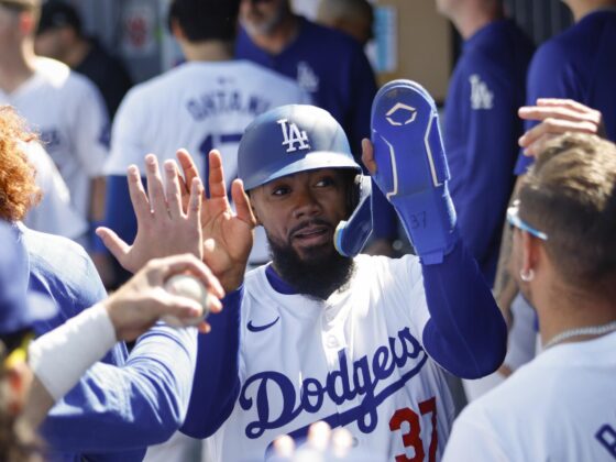 Los regresos más memorables en la historia de la MLB Fotografía de archivo en la que se registró al pelotero dominicano Teoscar Hernández al celebrar un jonrón que anotó para los Dodgers de Los Ángeles, durante un partido de la MLB, en el Dodger Stadium de Los Angeles (California, EE.UU. EFE/Caroline Brehman (Regresos)