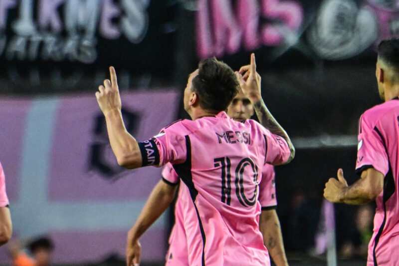 Copa América, la revolución de la MLS y el futbol en Estados Unidos El delantero uruguayo del Inter Miami, Luis Suárez (2i), y su compañero y estrella argentina, Lionel Messi (d), fueron registrados este sábado, 1 de junio, a su llegada a un partido de la Major League Soccer (MLS), para enfrentar a St. Louis City, en el Estadio Chase de Fort Lauderdale (Florida). EFE/Giorgio Viera
