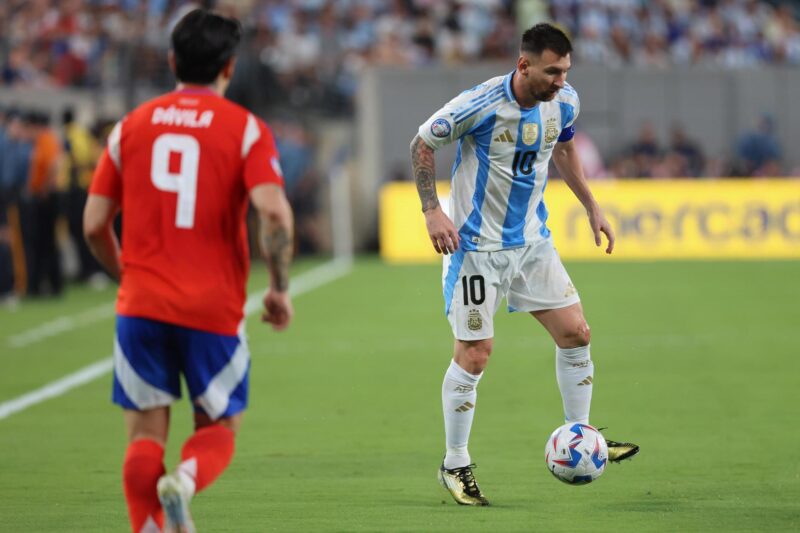 El delantero argentino Lionel Messi (d) y el chileno Victor Davila (i) durante la Copa América 2024. EFE/EPA/JUSTIN LANE