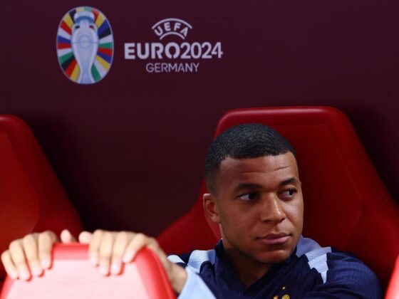 Mbappé y Endrick aparecen en la plantilla de la web del Real Madrid El jugador francés Kylian Mbappe en el banquillo antes del partido de fútbol del Grupo D de la Eurocopa 2024 entre Holanda y Francia, en Leipzig, Alemania. EFE/EPA/FILIP CANTANTE
