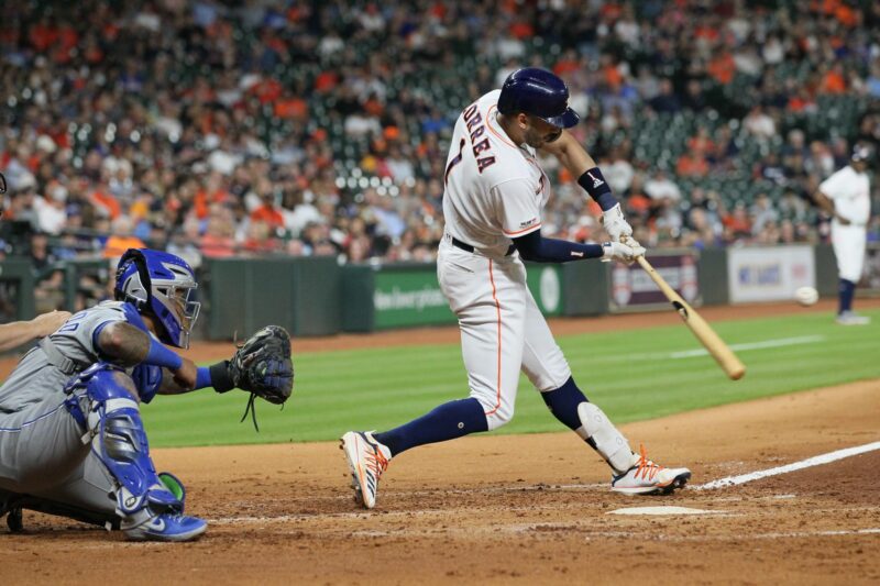 Fotografía de archivo en la que se registró al puertorriqueño Carlos Correa (d), al actuar para los Astros de Houston y actual campo corto de los Mellizos de Minnesota, quien conectó un jonrón, anotó en dos ocasiones y produjo tres carreras para guiar la ofensiva de su equipo en la victoria 6-2 sobre los Atléticos de Oakland en la MLB. EFE/Jorge Campos