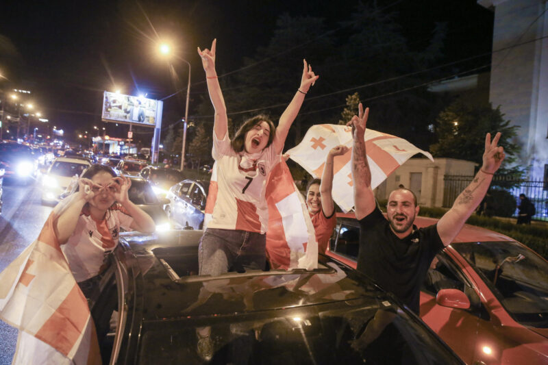 Decenas de miles de aficionados se volcaron anche a la calles de Tiflis y otras ciudades de Georgia para celebrar hasta altas de la madrugada la victoria (2-0) de la selección nacional sobre Portugal que le dio el pase a octavos de final del Eurocopa, donde le espera España.En medio del estruendo de los fuegos artificiales y de los cláxones de los automóviles engalanados con la rojiblanca bandera del país se oían los gritos de júbilo de los aficionados por el histórico logro del fútbol georgiano en su primera participación en un torneo continental. EFE/ Misha Vignanski.