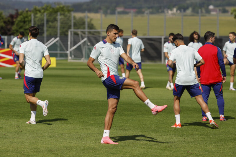 El centrocampista Rodrigo Hernández durante el entrenamiento de la selección española de fútbol en el lugar de concentración de Donaueschingen. EFE/ J.J. Guillén