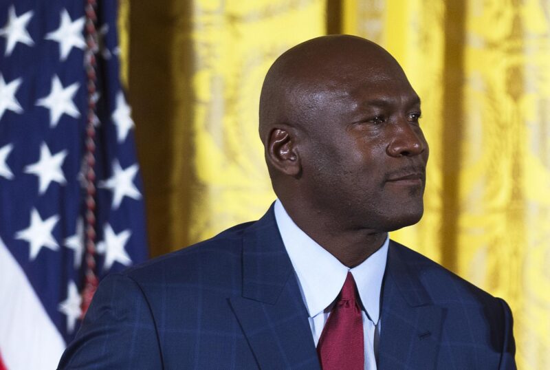 Fotografía de archivo del exjugador de baloncesto de la NBA Michael Jordan. EFE/SHAWN THEW