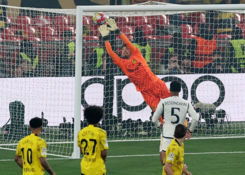 El portero del Borussia Dortmund, Gregor Kobel, en acción durante el partido frente al Real Madrid, de la final de la Liga de Campeones disputado en Wembley. EFE/EPA/ANDY RAIN