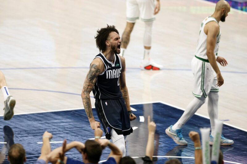 Dereck Lively II (c), pívot de los Mavericks de Dallas, fue registrado este viernes, 14 de junio, al celebrar una canasta que le convirtió a los Celtics de Boston, durante el cuarto partido de las Finales de la NBA, en el coliseo American Airlines Center de Dallas (Texas, EE.UU.).. EFE/Adam Davis