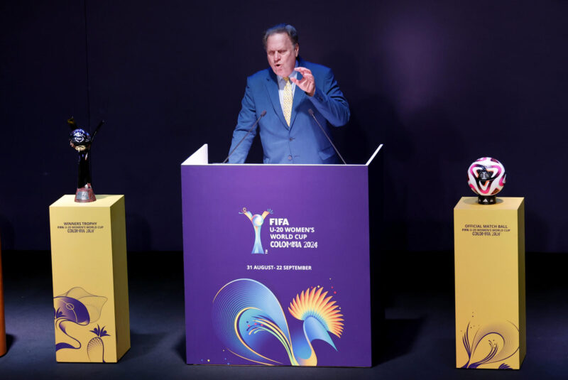 El presidente de Federación Colombiana de Fútbol, Ramón Jesurún, agradeció este miércoles la confianza depositada en el país por el presidente de la FIFA, Gianni Infantino para promover por primera vez el Mundial Sub-20 femenino, cuyo sorteo de grupos se cumplió en Bogotá de cara al comienzo de la competencia, este 31 de agosto. EFE/ Mauricio Dueñas Castañeda