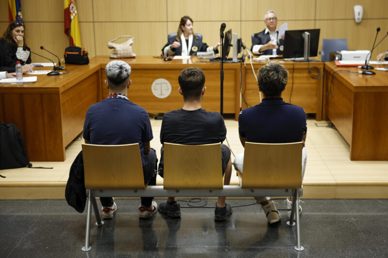 Un momento de la vista de conformidad en el Juzgado de Instrucción número 10 de Valencia por los insultos racistas que recibió el jugador Vinicus Jr. en el encuentro Valencia-Real Madrid en Mestalla en mayo de 2023 por lo que tres aficionados del Valencia han sido condenados este lunes a ocho meses de prisión y a dos años sin entrar a estadios de fútbol, además de al pago de las costas. EFE/Biel Aliño